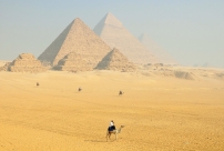 De machtige piramides van Egypte bezoeken?